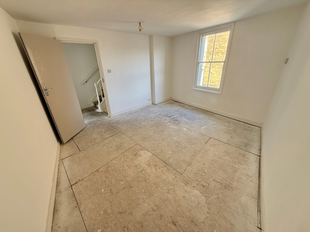 Lot: 109 - SIX-BEDROOM HOUSE FOR IMPROVEMENT - Bedroom one